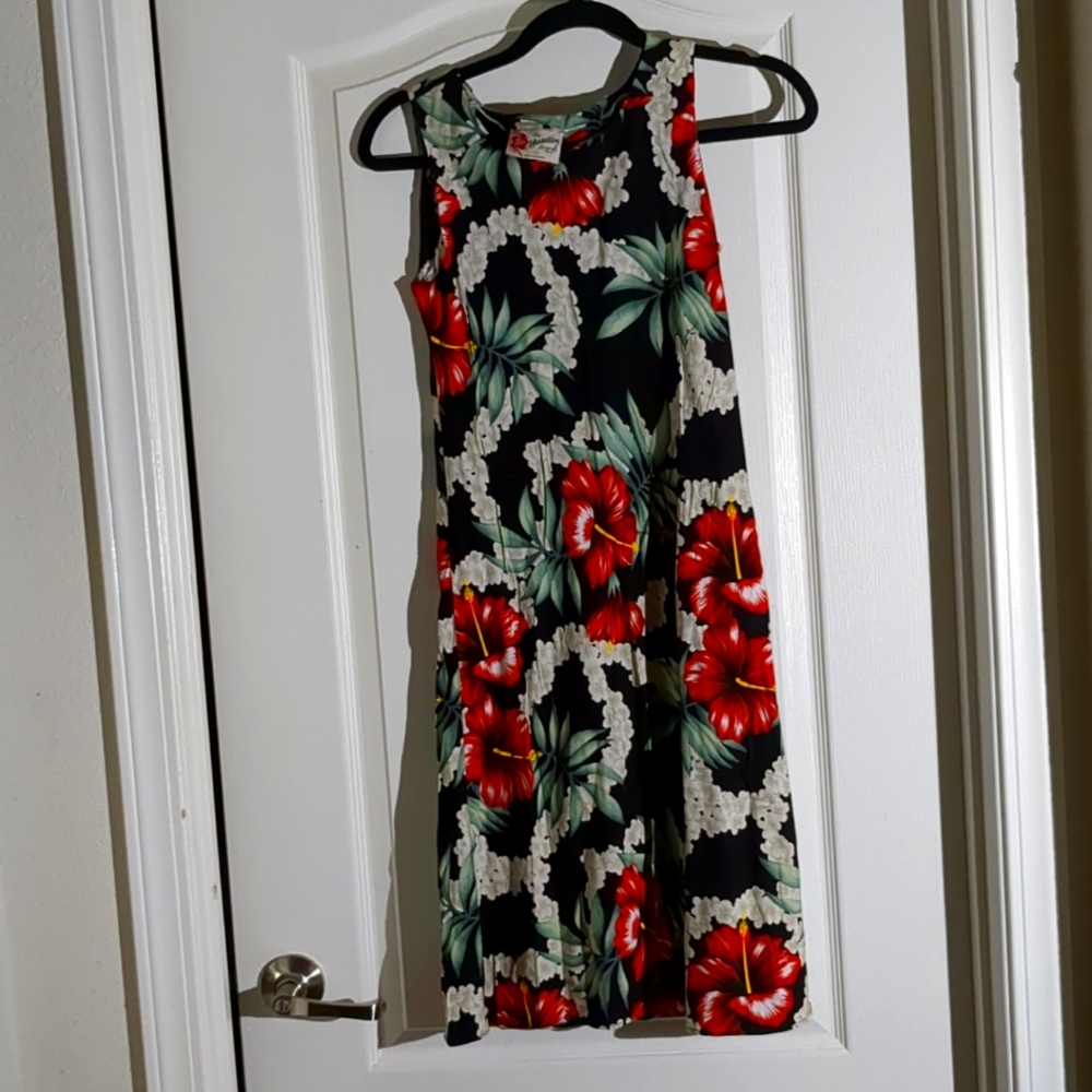Hilo Hattie Hawaiian Original ladies hibiscus floral dress. XS Black w/red.